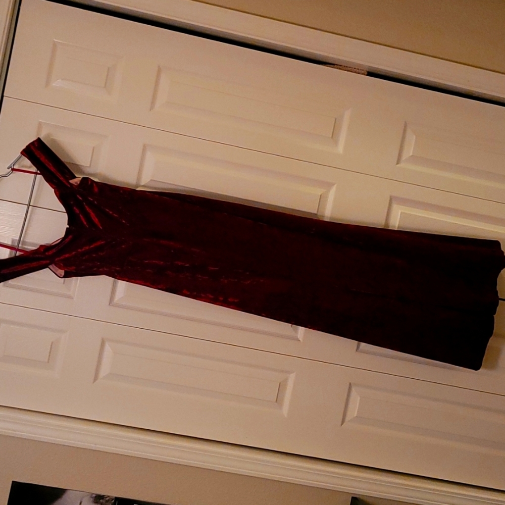 Formal floor length burgundy velvet gown. - Picture 2 of 4